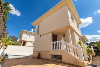Chalet in Petrer. Exclusivo chalet en zona club de campo eldapetrer