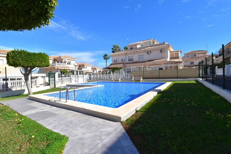 Foto dc819fa6-8b64-4e1f-a11b-edb048a8acd5. Casa adossada a Playa Flamenca Orihuela