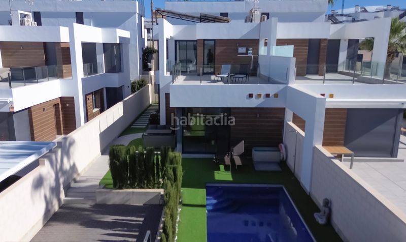 Foto aa9dad17-b4fc-491f-81f4-b4af5ef2ce80. Casa adossada a Benijófar