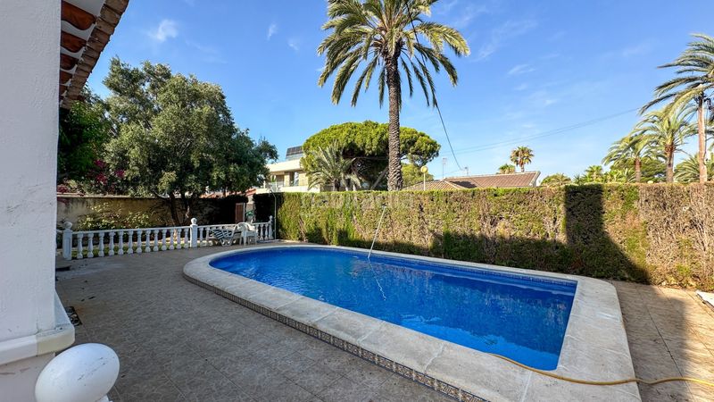Foto e18ffbab-abed-47b0-8746-6df6758f62f7. Casa amb aparcament a Cabo Roig Orihuela