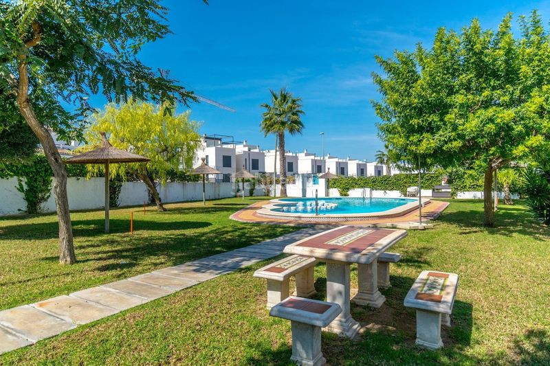Foto ddc5da53-5294-4538-a77b-38324e9c7b0c. Casa adossada a Los Almendros Orihuela