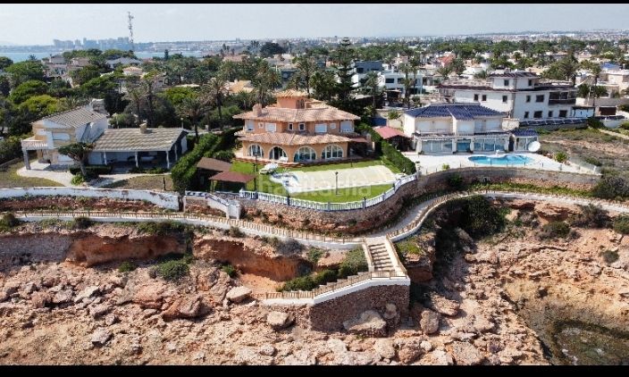 Foto bea4680f-d593-43b0-9f23-9e01e2a4a819. Casa a Cabo Roig Orihuela