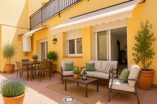Pis a Carrer de rafael casanova 18. Planta baja seminueva con terraza privada de 22 m2, ascensor.
