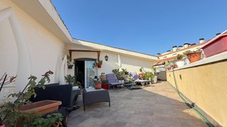 Duplex  Carrer de narcís monturiol 9. Duplex esquinero de 4 habitaciones, 3 baños y una maravillosa te