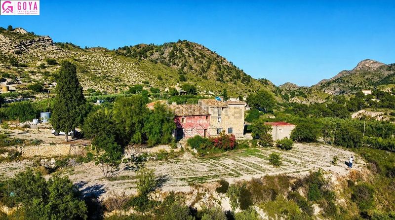 Foto c38579d6-d6a0-4dca-b5cc-a43c1d5aa28a. Masia amb aparcament a Xixona