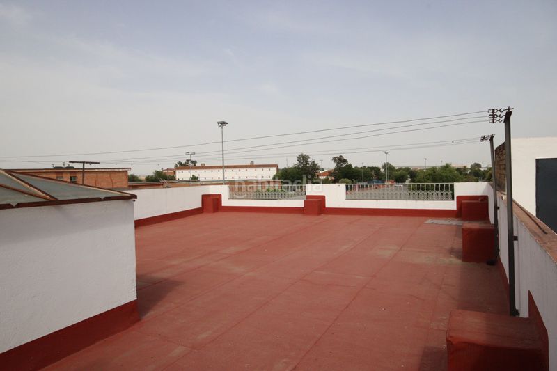 Foto c5ec7c5e-a2a6-41fd-8fe2-258dab2f507a. Casa adossada amb aparcament a Torreblanca Sevilla