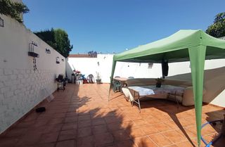 Maison jumelée  Calle sevilla. Casa de dos plantas con 5 dormitorios, gran patio y terraza edif