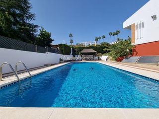 Chalet  Calle calle aceituno. Venta de villa con cuatro dormitorios en torremolinos, málaga, c