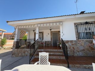 Chalet in Calle manzanares 24. Chalet independiente