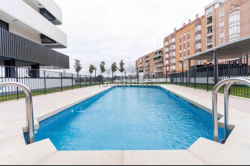 Foto 9e136bbb-2254-4ddd-9784-e0b97404191d. Rent flat with heating parking pool in Valdeacederas Madrid