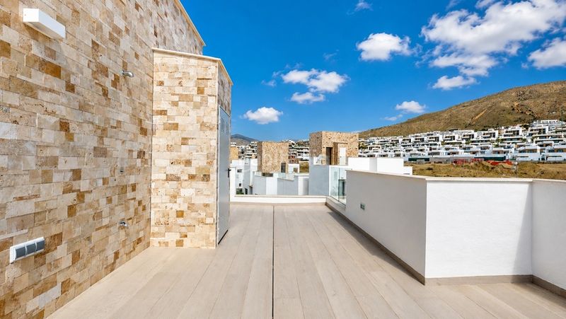 Foto da5ee286-a3f9-4e3a-b0d8-46714d33a35a. Casa amb aparcament piscina a balcón de Finestrat-terra marina Finestrat
