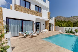 Casa  Carrer rey alfonso xii. Independiente con piscina privada en finestrat