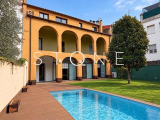 House in Banyoles. Casa de pueblo restaurada con jardín, piscina y garaje doble en