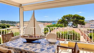 Pis a Tanques del Carme-Fort de l´Eau. Oportunidada en maó amplia vivienda con piscina, jardín y garaje