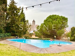 Maison à Montjuïc. Casa con piscina y jardín privado en girona