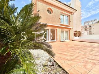 Casa a Calella. Espectacular casa independiente en calella