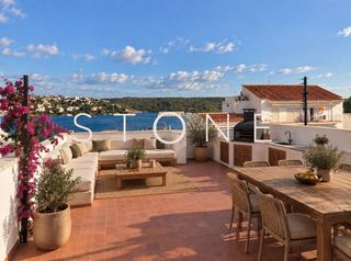 Maison à Es Castell. Casa con dos viviendas, local y terraza con vistas al mar