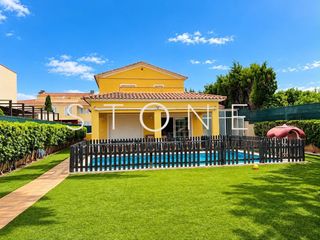 House in Llucmaçanes. Vivienda con piscina y amplio jardín en jardins de malbuger, maó