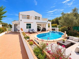 Maison à Cala en Porter. Casa con jardín y piscina en alaior