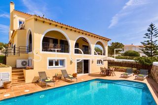 Casa a Cala en Blanes. Espectacular chalet con piscina y vistas al mar en ciutadella de