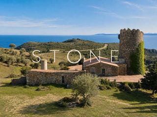 House in Els Grecs-Mas Oliva. Exclusivo castillo histórico con 132 hectáreas y vistas al mar