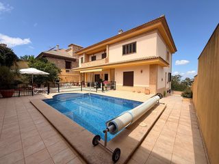 Chalet  Calle mariana pineda. Chalet independiente de 3 plantas con piscina, grandes espacios