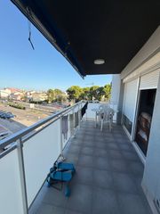 Appartement à Cunit Residencial. Piso exterior con terraza privada y vistas despejadas, a 600 m d