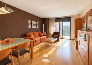 Etagenwohnung  Passeig de cordelles. Piso de 143 m² en pleno centro de cerdanyola con 4 habitaciones,