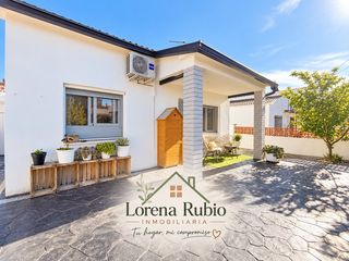 Chalet in Albinyana. Chalet reformado en una sola planta con terraza, patio y garaje