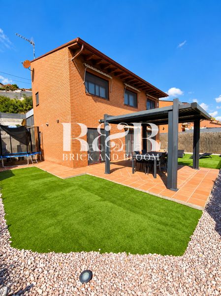 Casa con riscaldamento parcheggio piscina in Piera