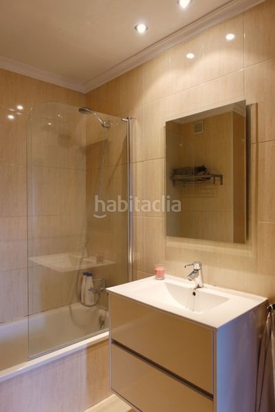 Foto f6742307-3c97-4a37-9bcc-8e026e341a78. Pis amb calefacció aparcament a Zona Playa Laredo