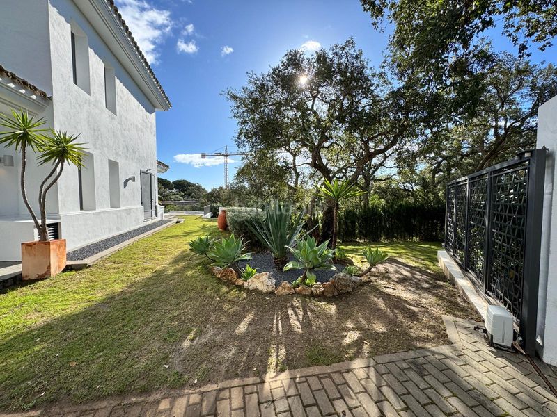 Foto 50f11e9d-450c-4eff-bb97-13972935dfab. Casa amb aparcament piscina a Valderrama Sotogrande