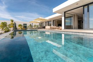 Casa a Elviria. Lujosa villa sobre plano con vistas al campo de golf y al mar en
