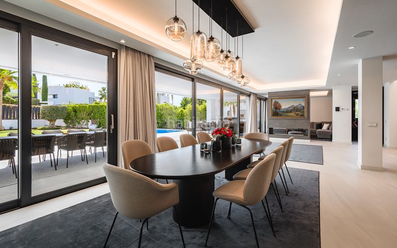 Foto b0f2f52e-ee8e-4ff7-a405-b7406e04427e. Casa villa de lujo contemporánea en una prestigiosa comunidad cerrada dentro del valle del golf en Marbella