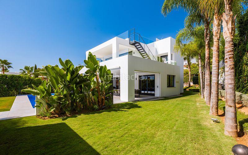 Foto b7abd440-33d1-49da-a463-96e0aa55abba. Casa villa de lujo contemporánea en una prestigiosa comunidad cerrada dentro del valle del golf en Marbella
