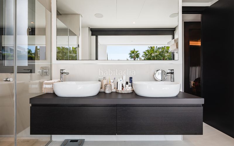 Foto bb7dc089-33de-4f4d-85c3-56e8ecc6f003. Casa villa de lujo contemporánea en una prestigiosa comunidad cerrada dentro del valle del golf en Marbella