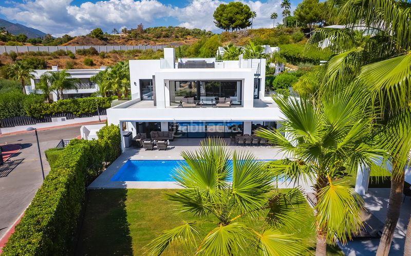 Foto d6ad5ab4-ad46-4aae-96db-34dafc8219f7. Casa villa de lujo contemporánea en una prestigiosa comunidad cerrada dentro del valle del golf en Marbella