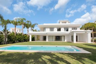Haus in Puente Romano. Sofisticada villa sobre plano en una prestigiosa zona residencia