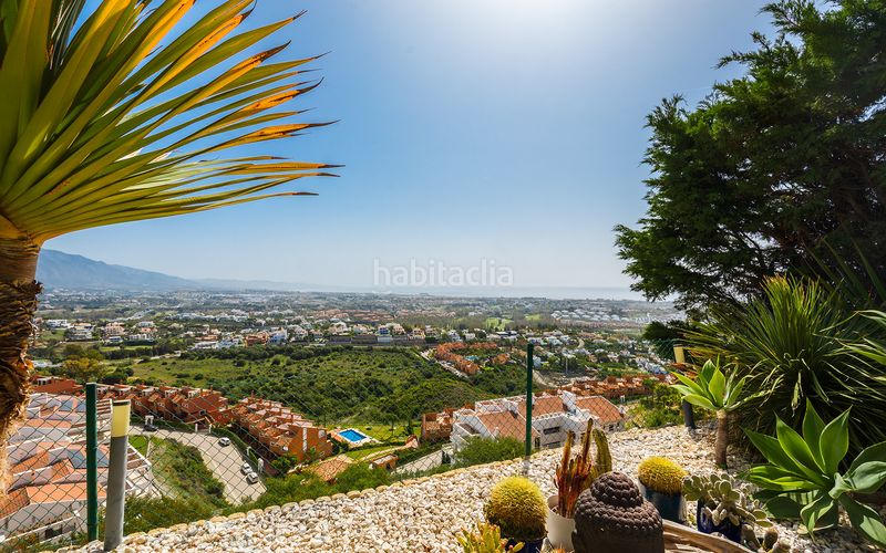 Foto 5119c241-e758-47a1-9a9c-0f58adeea7fc. Casa adosada adosada contemporánea con vistas panorámicas en una urbanización cerrada en Benahavís