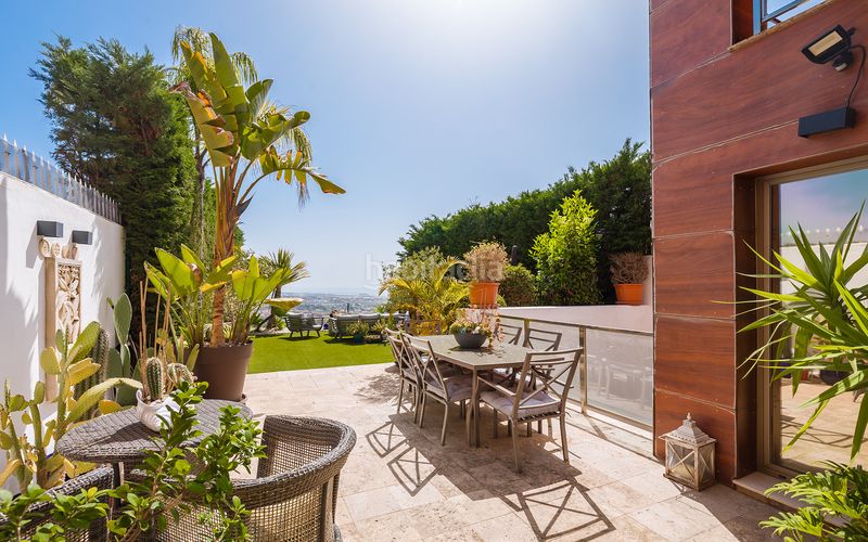 Foto b8b403e6-c2ce-4ebc-b6e5-1f358d311022. Casa adosada adosada contemporánea con vistas panorámicas en una urbanización cerrada en Benahavís
