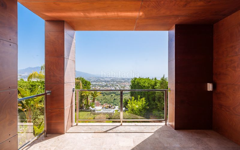 Foto c0dea53e-3c54-4f90-8a7d-41f02c6a72a5. Casa adosada adosada contemporánea con vistas panorámicas en una urbanización cerrada en Benahavís