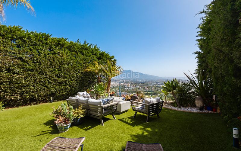 Foto d5b56ca1-4370-42c7-86a5-a72a96e9b59e. Casa adosada adosada contemporánea con vistas panorámicas en una urbanización cerrada en Benahavís