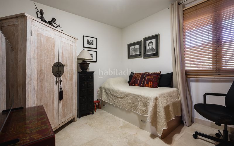 Foto f7431f63-43a4-40c3-a2ac-8cb3a15a9eda. Casa adosada adosada contemporánea con vistas panorámicas en una urbanización cerrada en Benahavís