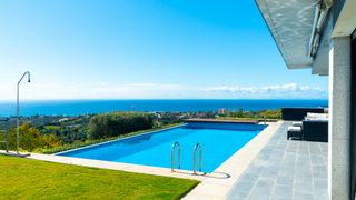 Casa a Alto de los Monteros. Villa moderna con vistas panorámicas al mar en los altos de los