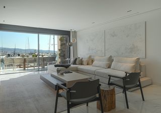 Miete Appartement in Puerto Banús. Apartamento contemporáneo en primera línea de playa con vistas p