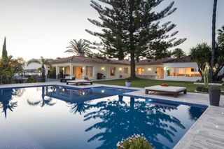 Casa a Elviria. Villa de estilo contemporáneo recientemente reformada en elviria