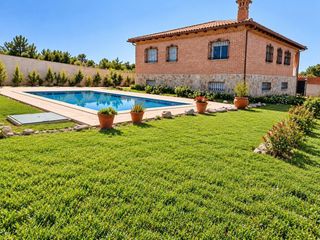 Chalet in Méntrida. Vivienda en una planta con piscina y garaje en méntrida