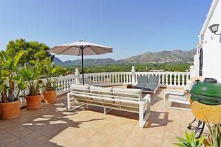 Chalet à Benidoleig. Villa mediterránea con aire ibicenco, vistas al mar, piscina pri