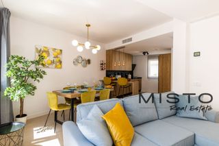 Casa adossada a Urb. Dos Hermanas Ii  escalera  planta  puerta