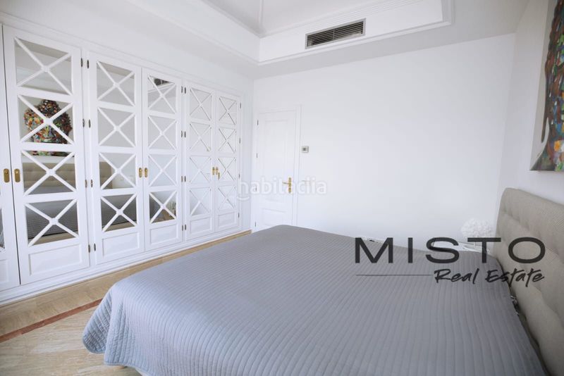 Foto 2a26f0da-4e30-4508-b959-8f686fd3a791. Pis amb aparcament piscina a lomas de Marbella club Marbella